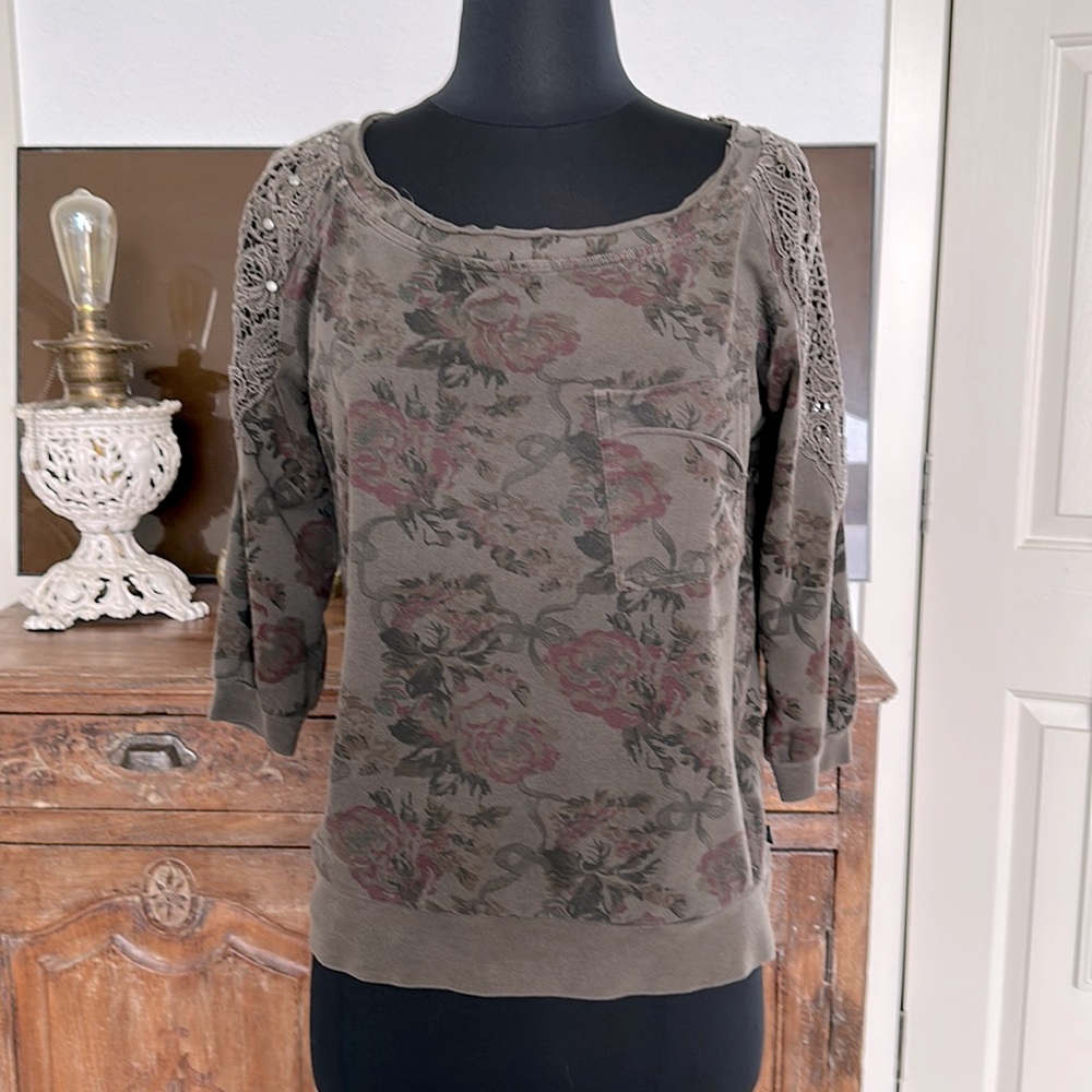 Women's Floral Scoop Neck Pullover Sweater - Olive with Rose Print